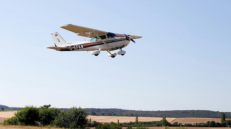 Mit solchen Maschinen wurden am Wochenende in Unterfranken Beobachtungseinsätze geflogen, um mögliche Waldbrände frühzeitig zu entdecken. Mit solchen Maschinen wurden am Wochenende in Unterfranken Beobachtungseinsätze geflogen, um mögliche Waldbrände frühzeitig zu entdecken. 