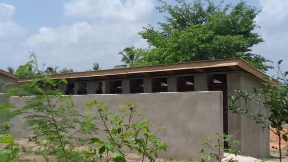 Neue Toiletten in Tumaini: Wegen des Wechselkurses konnten leider nur zehn statt zwölf errichtet werden. - Neue Toiletten in Tumaini: Wegen des Wechselkurses konnten leider nur zehn statt zwölf errichtet werden. Neue Toiletten in Tumaini: Wegen des Wechselkurses konnten leider nur zehn statt zwölf errichtet werden. - Neue Toiletten in Tumaini: Wegen des Wechselkurses konnten leider nur zehn statt zwölf errichtet werden.