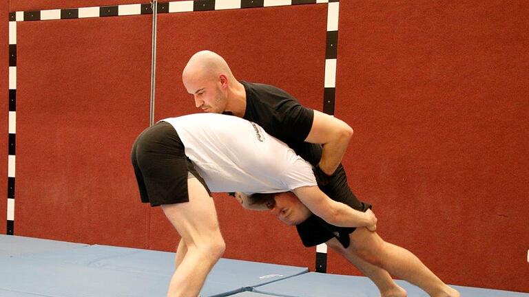Trainer Philipp Graf und Kai Straub üben das Abwehren eines Takedowns       -  Trainer Philipp Graf und Kai Straub üben das Abwehren eines Takedowns