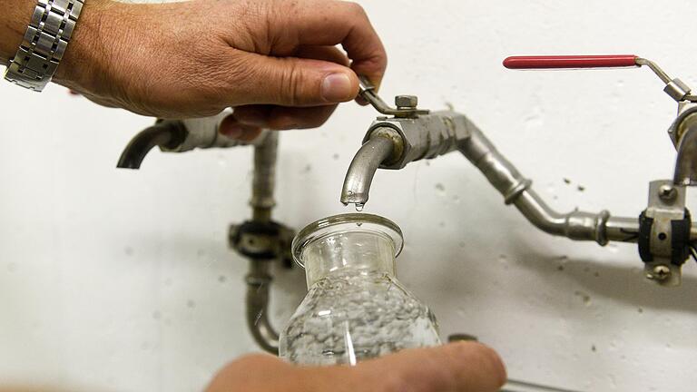 Im Wasserwerk Schwebberg der Stadtwerke Lohr am Main wird das Quellwasser zu Trinkwasser aufbereitet und ständig kontrolliert.