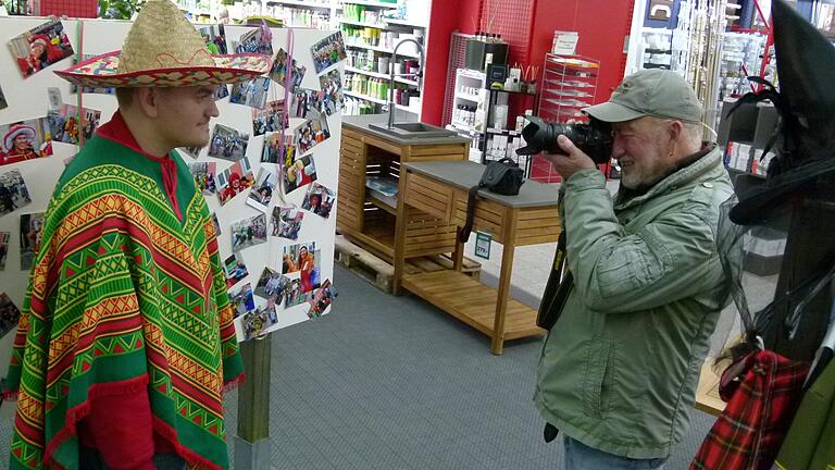 Peter Lang fotografiert einen Wahl-Mexikaner vor der Fotowand im Hagebaumarkt.