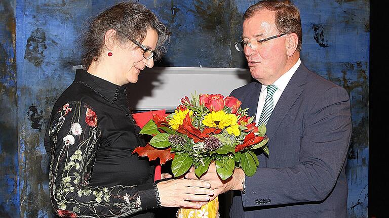 Unterfränkischer Kulturpreis: Bezirkstagspräsident Erwin Dotzel überreichte Anne Maar im November 2017 die Urkunde.