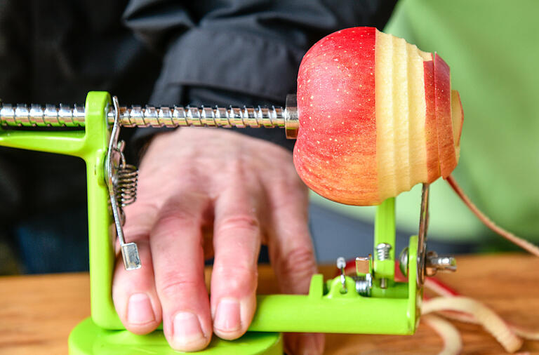 Viele Vitamine stecken in der Apfelschale, daher sollten Äpfel immer ungeschält gegessen werden. Viele Vitamine stecken in der Apfelschale, daher sollten Äpfel immer ungeschält gegessen werden.