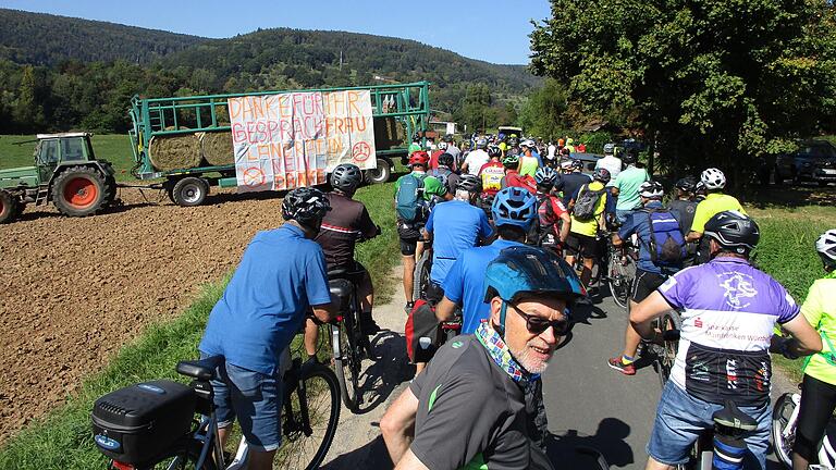 In Erlach wurde im September die Landratstour vom Transparent eines Landwirts 'begrüßt'. Zudem blockierten kurzzeitig Kühe die Strecke. In Erlach wurde im September die Landratstour vom Transparent eines Landwirts 'begrüßt'. Zudem blockierten kurzzeitig Kühe die Strecke.