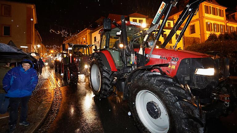 Protest der Landwirte - Hammelburg       -  Bei der Demonstration von Landwirten ziehen zahlreiche Traktoren und Schlepper durch die Stadt.