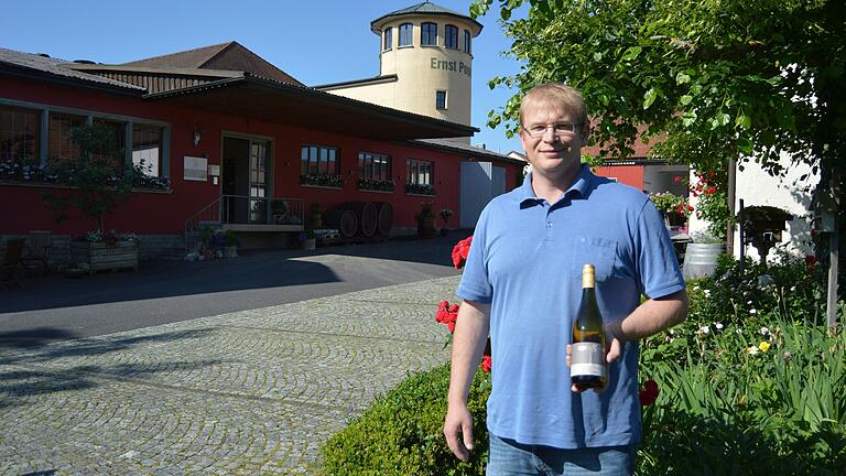 Johannes Popp mit dem Silvaner, der neben 27 anderen Weinen und Sekten in 154 Botschaften, 50 Generalkonsulaten und sieben 7 Konsulaten angeboten wird.