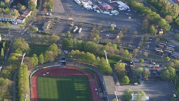 Sachs-Stadion       -  Das Hauptspielfeld des Willy-Sachs-Stadions aus der Luft. Ob es für Drittliga-Fußball umgebaut werden kann, soll eine Machbarkeitsstudie klären.