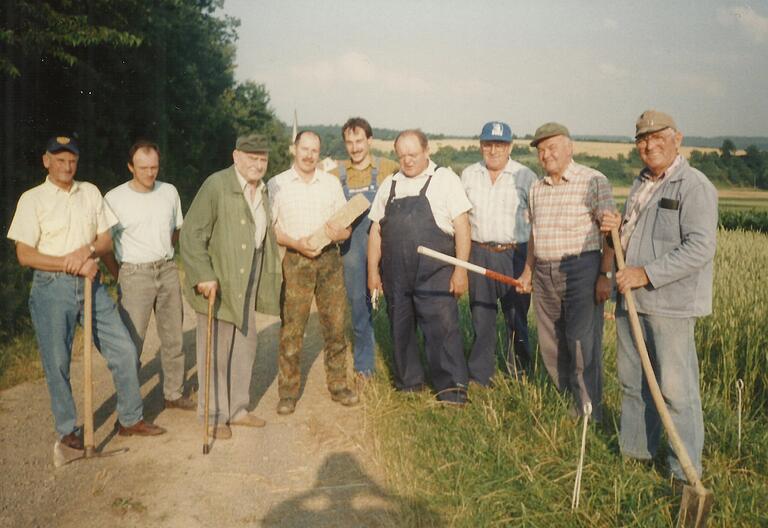 Die Burghäuser Siebener-Gruppe im Jahr 1995 (von links): Obmann Valentin Weth, Walter Bauer, ehemaliger Obmann Arthur Schmitt, Walter Schmitt, Stefan Schmitt, Frido Fasel, Josef Full, Georg Sauer und Herbert Brand. Auf dem Bild fehlt: Karl Bauer.