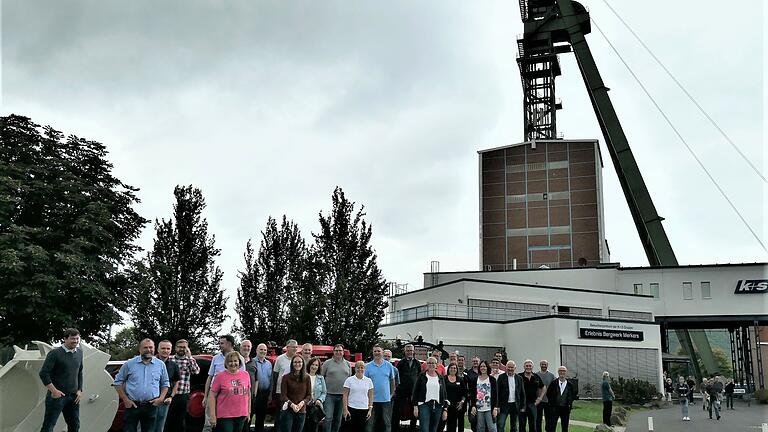 Gruppenbild beim Bürgermeisterausflug des Landkreises Würzburg: Das Erlebnisbergwerk Merkers gewährte Einblicke bis in 800 Meter Tiefe, die Informationsfahrt bot viel Gelegenheit zum Kennenlernen und Austauschen.