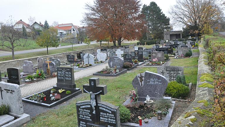 Thema bei der Bürgerversammlung war wieder einmal der Friedhof. Auf der Rasenfläche hinter dem großen Baum plant die Gemeinde jetzt einen Bereich für pflegefreie Baumbestattungen. Zur Lösung der vielen Problembereiche wird allerdings ein Gesamtkonzept gefordert.