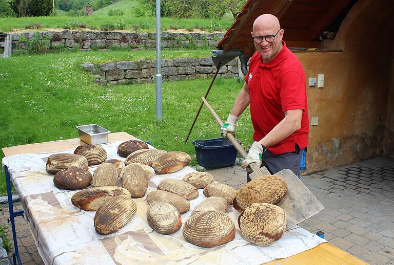 Frisch aus dem Ofen legt Roland Kuhn die gebackenen Brote zum Abkühlen auf.  Zur Prüßberger Kirchweih wird im Michelauer Ortsteil gebacken.