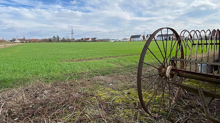 Kann die Stadt diesen gut 2,5 Hektar großen Acker in Oberndorf zurückkaufen, um zu verhindern, dass hier in Zukunft ein weiterer Versuch zum Bau eines Einkaufszentrums getätigt wird? Die Verwaltung prüft nun einen Antrag von Ulrike Schneider.