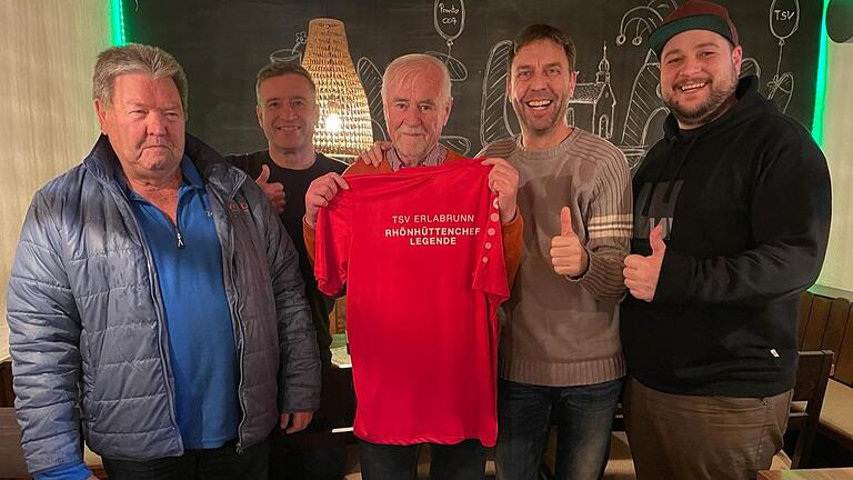 Wurde unlängst als 'Rhönhüttencheflegende' von den Alten Herren des TSV Erlabrunn von seinem Amt entbunden: Reiner Wirsching (Mitte) tat annähernd 50 Jahre lang Dienst in der Bergbundhütte am Himmeldunk. Wurde unlängst als 'Rhönhüttencheflegende' von den Alten Herren des TSV Erlabrunn von seinem Amt entbunden: Reiner Wirsching (Mitte) tat annähernd 50 Jahre lang Dienst in der Bergbundhütte am Himmeldunk.