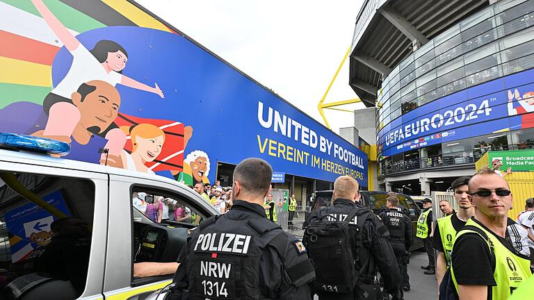 Polizei vor dem Spiel zwischen Deutschland und Dänemark       -  Polizisten und Ordner sind im Einsatz beim deutschen Achtelfinale gegen Dänemark.
