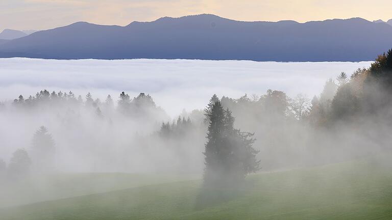 Sonne in den Bergen und Nebel im Tal       -  Der Deutsche Wetterdienst prognostiziert Nebel und schlechte Sicht, aber Sonne in den Bergen. (Symbolbild)