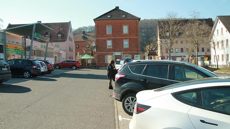 Der viel genutzte Parkplatz am EP-Medienland in Karlstadt. Der viel genutzte Parkplatz am EP-Medienland in Karlstadt.