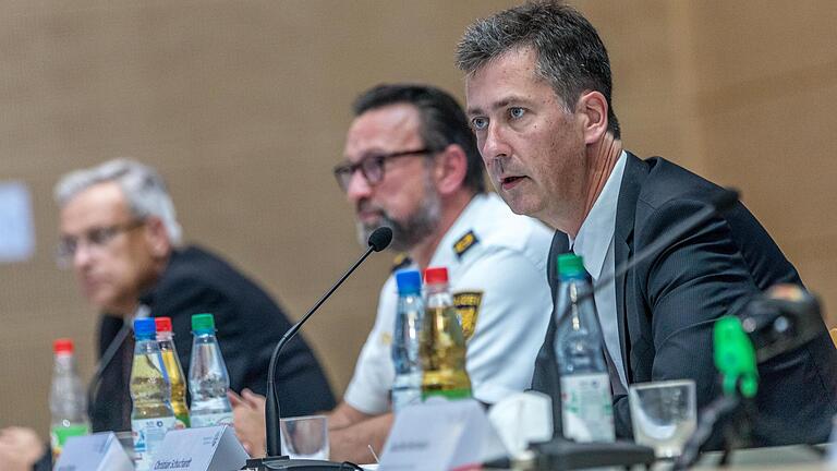 Polizei und Innenministerium gaben am Samstag in der Turnhalle der Bereitschaftspolizei in Würzburg eine Pressekonferenz zu den Hintergründen des Messeranschlags, bei dem am Freitag drei Menschen getötet und mehrere verletzt worden sind. Im Bild, von links: Armin Kühnert (Leitender Kriminaldirektor), Martin Wilhelm (Polizeivizepräsident), Christian Schuchardt (Oberbürgermeister von Würzburg).