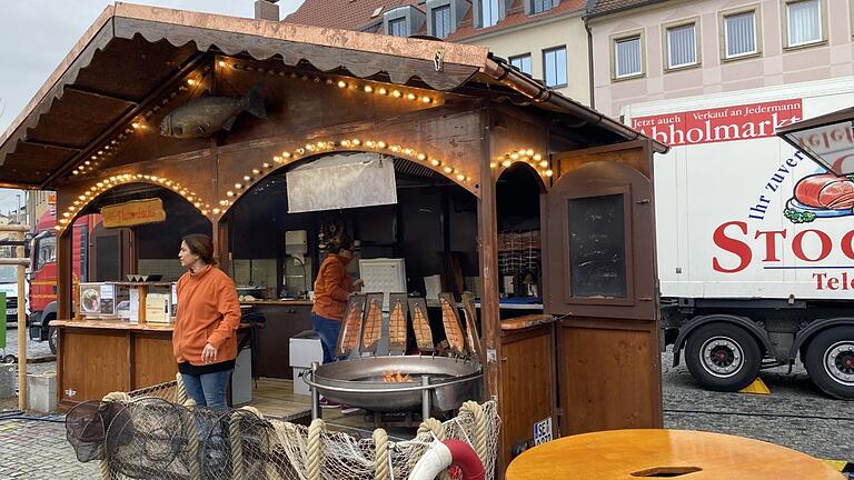 Am Donnerstag hat der Fischmarkt am Schweinfurter Marktplatz seine Pforten geöffnet.