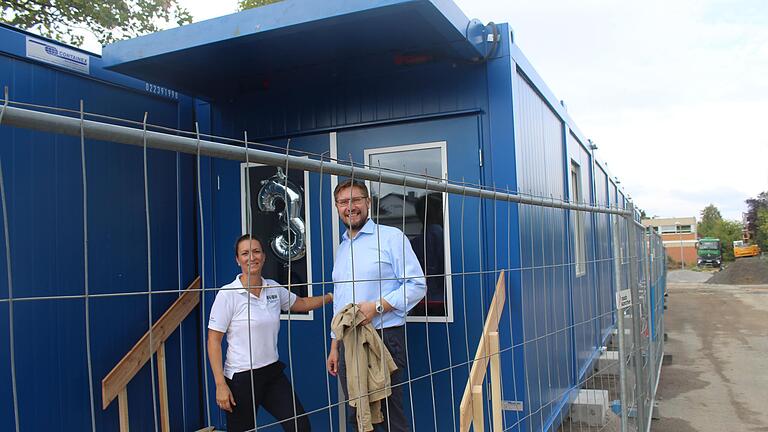 Die Container an der Wiesentheider Grundschule beherbergen für die Bauzeit die dritten Klassen. Isabell Kirchner von der VG und Bürgermeister Klaus Köhler besuchen den 'Schuharton', wie ihn die Schüler nennen.