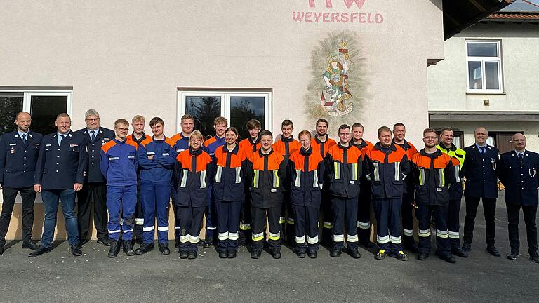 Auf dem Foto (von links): KBM Christoph Schwertfeger, Prüfer Sebastian Bechold, Prüfer Heiko Betz, Benedikt Heim, Joseph Reuter, Yannis Heim, Julian Lengler, Marie Mehler, Korbinian Schubert, Emma Mehler, Paul Hahn, Leon Meder, Leo Försch, Celine Hofmann, Benedikt Fella, Julius Heim, Dennis Schlatter, Felix Meder, Oliver Heim, Henrik Meder, 2. Stellvertretender Kommandant Nicklas Försch, 1. Kommandant Christian Hahn, 1. Stellvertretender Kommandant Johannes Heim.