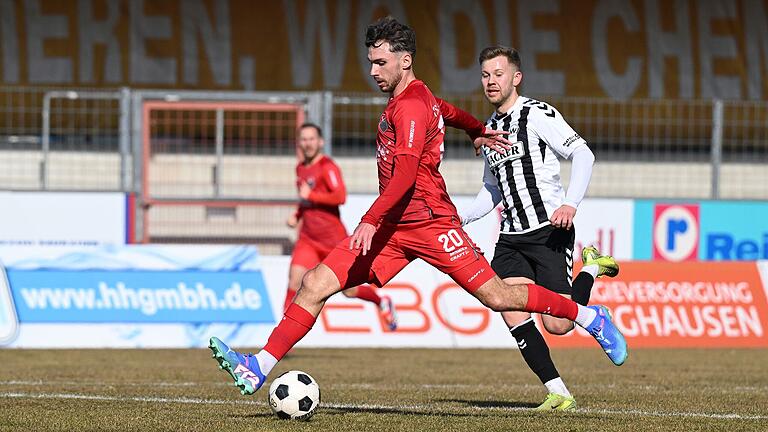 Pascal Moll (vorne), Winter-Neuzugang des TSV Aubstadt, hatte im Spiel beim SV Wacker Burghausen die beste Gelegenheit. Pascal Moll (vorne), Winter-Neuzugang des TSV Aubstadt, hatte im Spiel beim SV Wacker Burghausen die beste Gelegenheit.