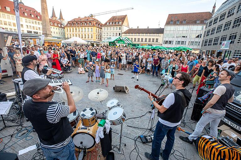 Zahlreiche Besucher kamen zum Stramu Festival 2024 in die Würzburger Altstadt. Insgesamt 75 Musiker, Bands und Artistik-Gruppen waren dabei. Zahlreiche Besucher kamen zum Stramu Festival 2024 in die Würzburger Altstadt. Insgesamt 75 Musiker, Bands und Artistik-Gruppen waren dabei.