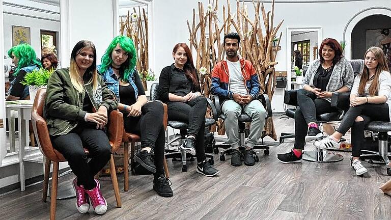 Die sechs neuen Auszubildenden bei &bdquo;Väth &ndash; die Friseure&ldquo;: (von links) Sophia Stockmann, Sharleena Lemke, Michelle Herold, Hamed Ahmadi, Samenta Krebs, Eva Kaufmann.