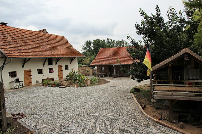 Auf 1200 Quadratmetern hat Familie Kleinhenz einen alten Bauernhof in Sulzheim saniert. Für die Kinder entstand ein Spielhaus (rechts) aus alten Balken.