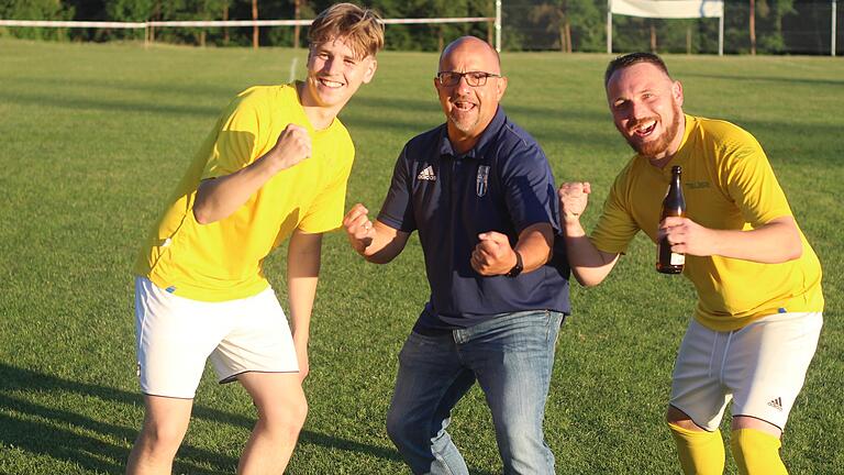 Jubel beim TV Oberndorf (von links): der zweifache Torschütze Timofey Haberkorn, Trainer Heiko Windhagen und Christoph Holzheid freuen sich nach dem 4:2 über den TSV Geiselwind.