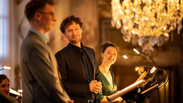 Sreten Manojlovic (Mitte) gibt mit dämonischem Charme den bösen Zauberer, Jonas Müller und Elena Harsányi wehren sich als Lubano und Lubanara nach Kräften.