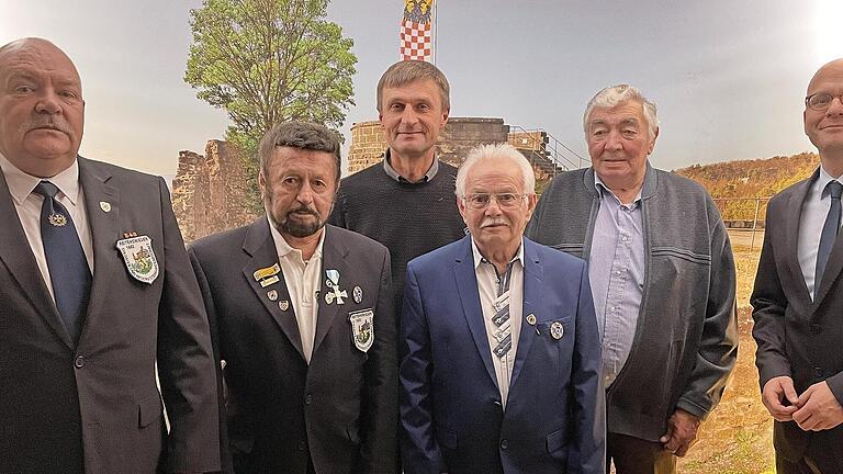 Ehrungen bei der Jahreshauptversammlung der Soldaten- und Reservistenkameradschaft Reiterswiesen. Unser Foto zeigt (von links) Vorsitzenden Armin Deubert, Hermann Kiesel, Albert Kiesel, Ludwig Kiesel, Gottlieb Renninger und Oberbürgermeister Dirk ...       -  Ehrungen bei der Jahreshauptversammlung der Soldaten- und Reservistenkameradschaft Reiterswiesen. Unser Foto zeigt (von links) Vorsitzenden Armin Deubert, Hermann Kiesel, Albert Kiesel, Ludwig Kiesel, Gottlieb Renninger und Oberbürgermeister Dirk Vogel.