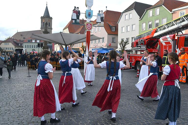 Es ist guter alter Brauch, dass unter dem Traditionsbaum auch getanzt wird.