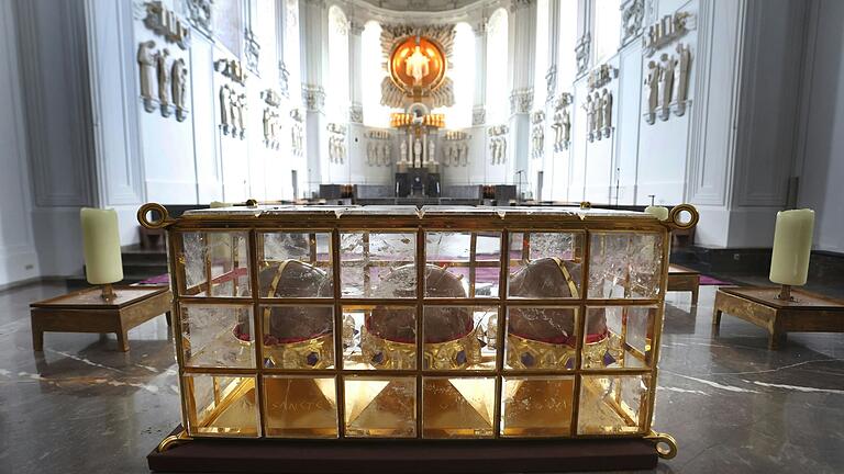 In einem Schrein aus Bergkristall ruhen die Häupter der drei Heiligen Kilian, Kolonat und Totnan auf dem Altar des Killiansdoms.