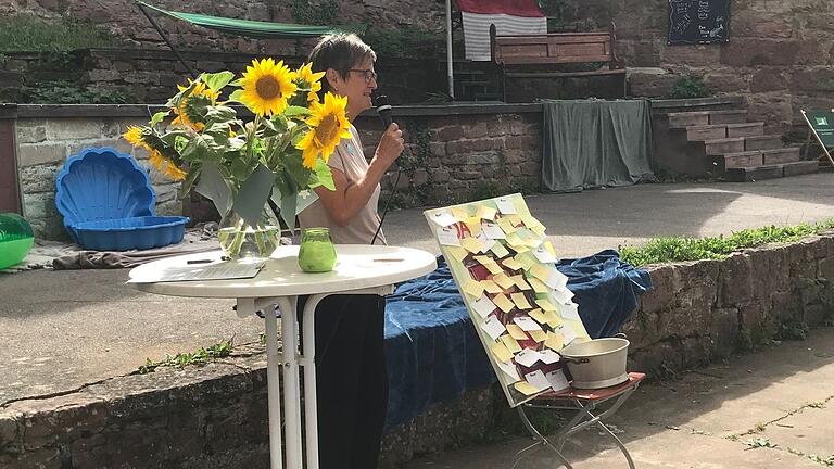 Andrea Geßner, Wortgottesdienstbeauftragte, mit 'Dankstelle'. Andrea Geßner, Wortgottesdienstbeauftragte, mit 'Dankstelle'.