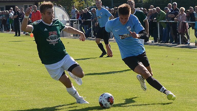 Zweikampf mit Tempo: Alexander Kunkel vom TSV Neuhütten-Wiesthal und der Retzbacher Maximilian Köstler (rechts).