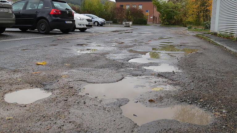 Wenig einladend: Die Zufahrt zu den Parkplätzen am Lohrer Bahnhof ist mit Schlaglöchern übersät.