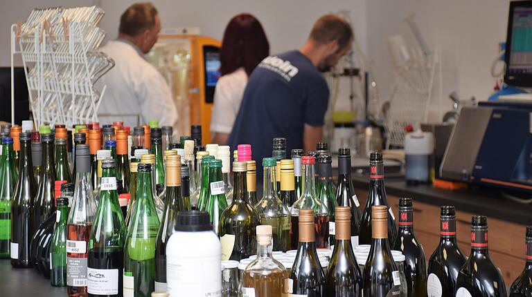 Im Labor wird der Wein genau analysiert. Im Labor wird der Wein genau analysiert.