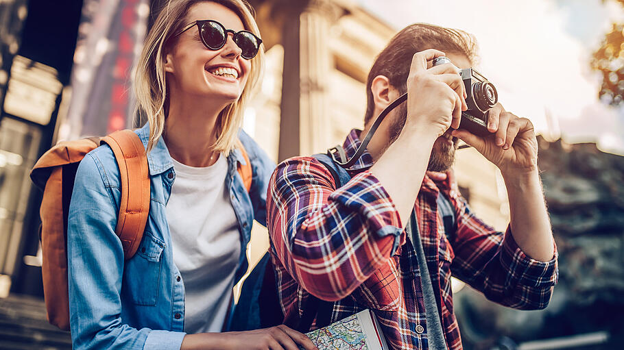 Couple of tourists       -  Schicken Sie Ihre Gäste auf Foto-Safari.