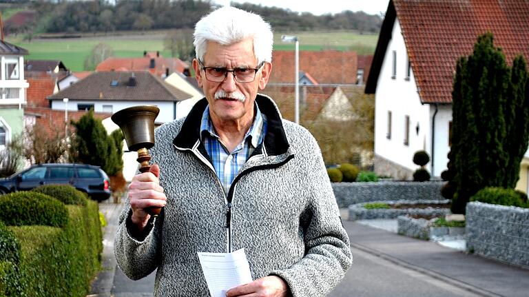 Ausscheller Paul Röß hat in Trappstadt (Lkr. Rhön-Grabfeld) früher auch die Viehzählung übernommen. Er braucht für die 39 Stationen beim Ausschellen bis zu drei Stunden.