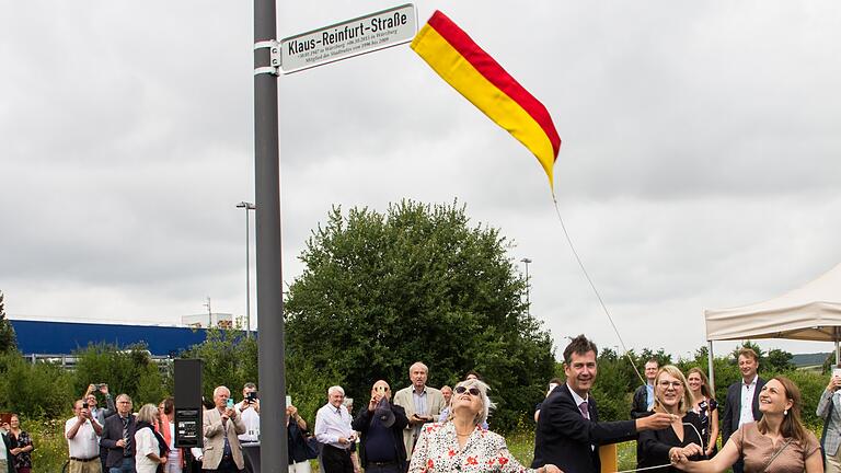 Erinnerung und künftige Firmenadresse: Ruth Reinfurt, Oberbürgermeister Christian Schuchardt, Sabine Reinfurt-Jäger und Daniela Reinfurt-Heine enthüllen das neue neue Straßenschild in Lengfeld.