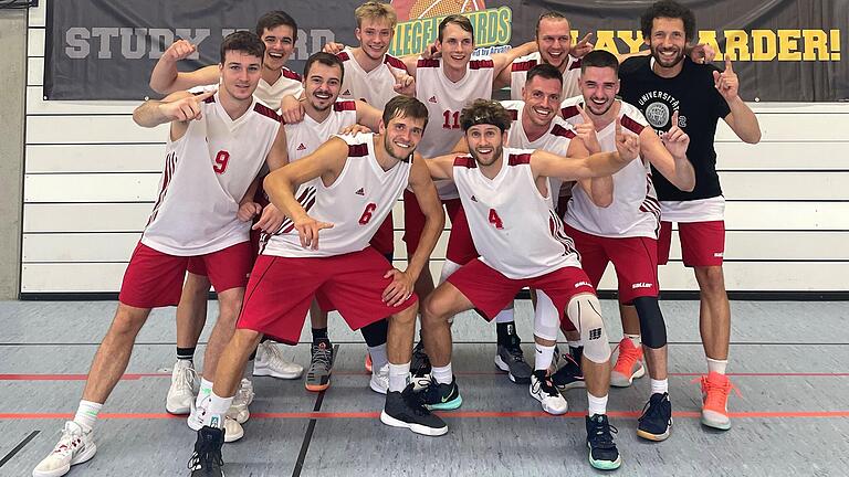 Die Basketball-Mannschaft der Uni Würzburg sind Deutscher Meister geworden. Hinten von links: Sebastian Schwab, Jonas Engelhart, Tilman Buschbeck, Tobias Weigl, Coach Sebastian Rauch. Mitte von links: Jan Hanzalek, Lukas Zimmermann, Fabian Hockgeiger, Alexander Lauts. Vorne von links: Marc Kunz, Constantin Ebert.