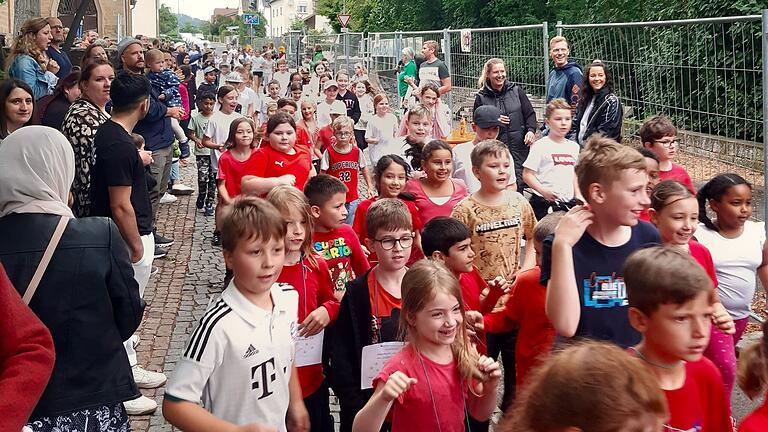 Beim Start des Spendenlaufs der Grundschule Zeil/Sand waren noch alle Kinder eng beieinander. Im Laufe der Aktion zog sich das Teilnehmerfeld auseinander.