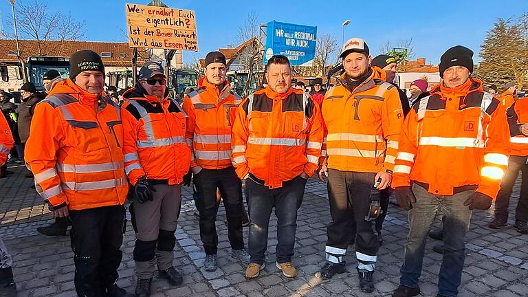 Bauunternehmer Benjamin Karlein (Zweiter von Rechts) beteiligte sich mit Kollegen an der Protestaktion. Die Problematik betreffe nicht nur die Landwirtschaft, sondern auch die Baubranche, erklärt er.