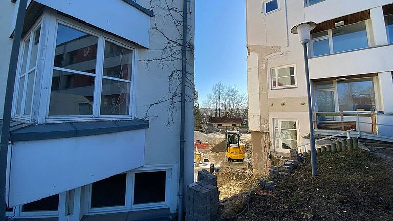 Der Nordflügel des Franziska-Streitel-Altenheims in Mellrichstadt wird saniert (links), der Südflügel (rechts) steht leer und könnte abgerissen oder als Wohnraum genutzt werden – wenn sich ein Investor findet. Der Nordflügel des Franziska-Streitel-Altenheims in Mellrichstadt wird saniert (links), der Südflügel (rechts) steht leer und könnte abgerissen oder als Wohnraum genutzt werden – wenn sich ein Investor findet.