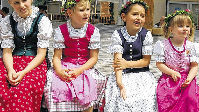 Fränkisch bunt:   Musik- und Trachtenfreunde jeden Alters waren beim Volksmusiktag in Mönchsondheim (Lkr. Kitzingen).