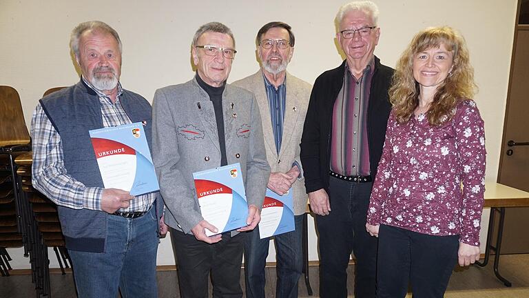 Ehrungen bei den Sandberger Musikanten. Das Bild zeigt von links: Karl Rottenberger, Rudi Söder und Alfons Holzheimer. Sie wurden vom Ehrenkreisvorsitzenden des Nordbayerischen Musikbundes Helmut May (zweiter von links) und der Vorsitzenden Alexandra Hourle für 60 Jahre aktives musizieren geehrt.