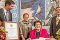 Zum festlichen Anlass mit Amtskette: Oberbürgermeister Christian Schuchardt, Bürgermeisterin Marion Schäfer Blake und Bürgermeister Adolf Bauer mit der neuen Ehrenbürgerin Barbara Stamm.&nbsp;