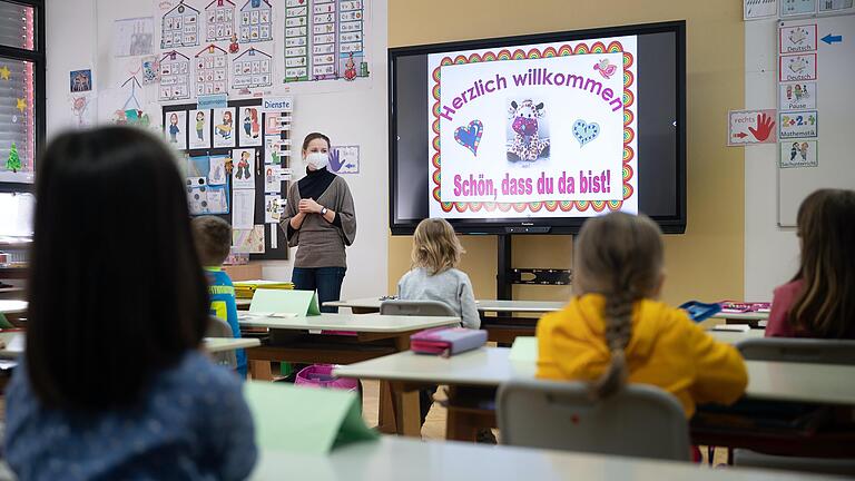 Nach zwei Monaten Lockdown haben seit dem 22. Februar die Grundschulen in Bayern wieder geöffnet. Die Kinder werden in kleinen Gruppen im Wechsel unterrichtet.&nbsp;