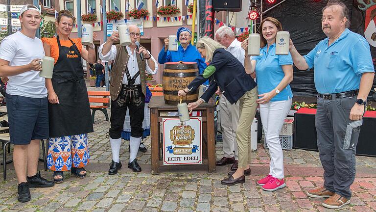 Festbieranstich auf dem Marktplatz beim Gemündener Kirchweih- und Heimatfest mit den Vertretern der Schaustellerfamilie Eiserloh (von links), Bürgermeister Jürgen Lippert, dem Fischertrachtenpaar Winfried und Cornelia Roth, Susann Schubert von der Arnsteiner Brauerei, der Touristinformationsleiterin Jasna Blaic und dem Geschäftsführer des Stadtmarketings, Jürgen Sommerer. Festbieranstich auf dem Marktplatz beim Gemündener Kirchweih- und Heimatfest mit den Vertretern der Schaustellerfamilie Eiserloh (von links), Bürgermeister Jürgen Lippert, dem Fischertrachtenpaar Winfried und Cornelia Roth, Susann Schubert von der Arnsteiner Brauerei, der Touristinformationsleiterin Jasna Blaic und dem Geschäftsführer des Stadtmarketings, Jürgen Sommerer.