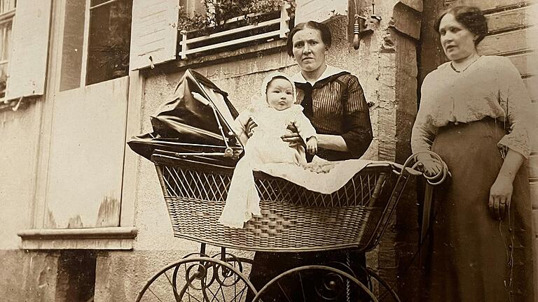 Die Zwiebelgasse 5 im Jahr 1915: Baby Anna Fick (später Sendner), Schwiegermutter von Giesela Sendner, mit ihrer Mutter Augusta Fick (geborene Henneberger) und der Patentante. Die Zwiebelgasse 5 im Jahr 1915: Baby Anna Fick (später Sendner), Schwiegermutter von Giesela Sendner, mit ihrer Mutter Augusta Fick (geborene Henneberger) und der Patentante.